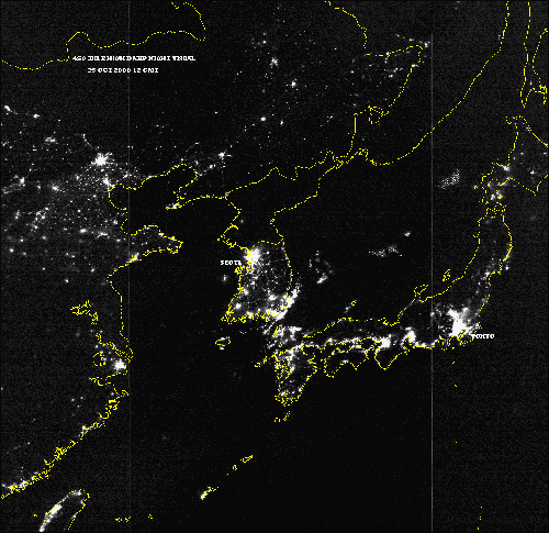 한반도의 야간 위성사진. 일본과 중국, 남한의 화려한 불빛과는 달리 북한은 평양으로 추측되는 곳에 한 점 불빛을 제외하고는 칠흙같은 어둠 속에 놓여 있다. 